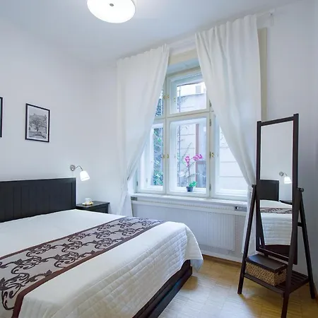 Modern Charvatova * براغ