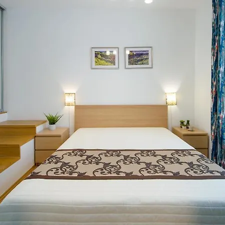 Modern Charvatova * Prag